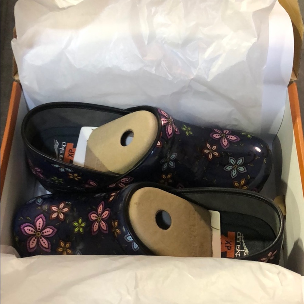 New Dansko XP Women's Floral Patent Clogs, Navy - Picture 2 of 2